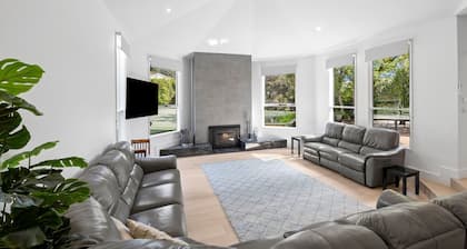 THE LODGE - TENNIS,LGE SPA,WOOD FIRE,