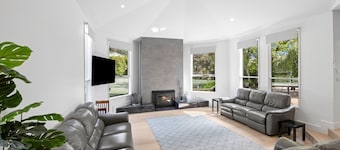 THE LODGE - TENNIS,LGE SPA,WOOD FIRE,