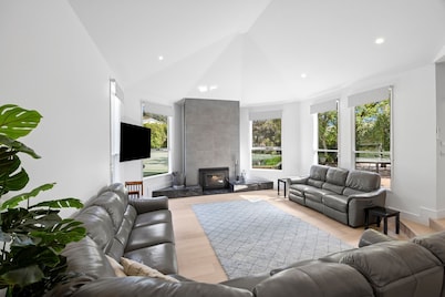 THE LODGE - TENNIS,LGE SPA,WOOD FIRE,