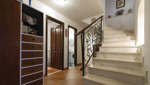 Una escala amb barana metàl·lica negra que condueix a un aterri.
