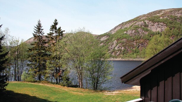 A cabin with a deck overlooking a lake and mountains. - Beautiful home in Tonstad with ethernet internet (Tonstad)