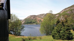 A cabin with a view of a lake surrounded by mountains. - Beautiful home in Tonstad with ethernet internet (Tonstad)