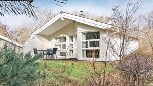 Een gelijkvloers huis met een overdekt terras en een eethoek.