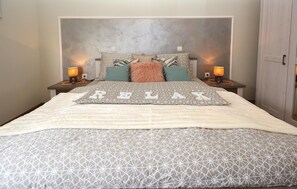 4 bedrooms, travel crib, free WiFi, bed sheets - Gorgeous home in Sezana with sauna (Sezana)