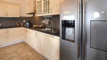 Een koelkast, een kookplaat, een vaatwasser