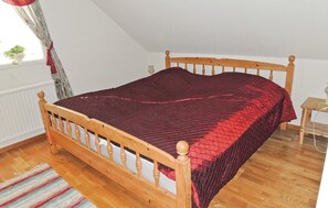 4 bedrooms, travel crib, WiFi - Beautiful home in Vessigebro with sauna (Vessigebro)