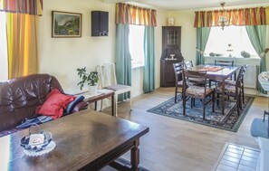 TV, fireplace - Beautiful home in Vessigebro with sauna (Vessigebro)