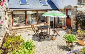 Outdoor dining - Awesome home in Trégunc with WiFi (Trégunc)