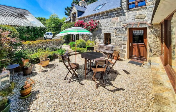 Outdoor dining - Awesome home in Trégunc with WiFi (Trégunc)