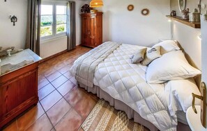 3 bedrooms, travel cot, free WiFi - Awesome home in Trégunc with WiFi (Trégunc)