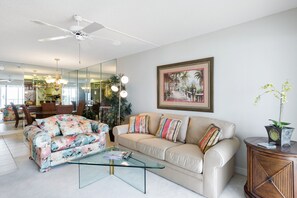 Fernseher, DVD-Player, Tischfußball, Tischtennisplatte