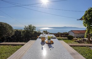 Outdoor dining - Stunning home in Moscenicka Draga (Moscenicka Draga)