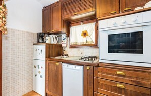 Frigorífico, placa de cocina, lavavajillas y cafetera o tetera