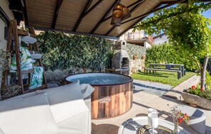 Outdoor dining - Stunning home in Moscenicka Draga (Moscenicka Draga)