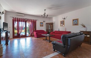 TV, DVD player - 4 bedroom stunning home in Pula (Pula)