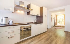 Kühlschrank, Mikrowelle, Herdplatte, Geschirrspüler