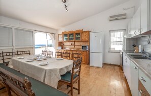 Fridge, microwave, stovetop, dishwasher - Nice home in Klenovica with WiFi (Klenovica)