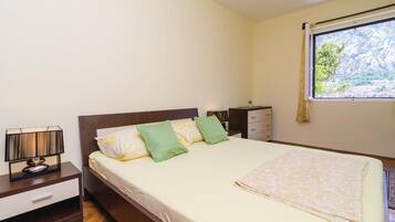 Free WiFi, bed sheets