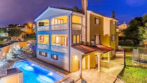 A two-story house with a swimming pool, a covered patio, and a garden. - Amazing home in Medulin (Medulin)