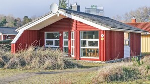 Un bâtiment rouge, de plain-pied, avec un toit en pente, une antenne parabolique et un panneau portant le chiffre « 4 » sur le côté.