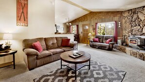 Living area - Good Times #1295 (Big Bear City)