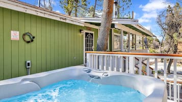 Casa, varias camas, bañera de hidromasaje, vistas a la montaña (1295) | Bañera de hidromasaje al aire libre