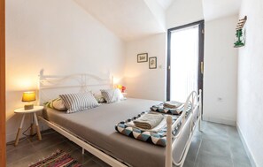 8 bedrooms, travel crib, free WiFi, bed sheets