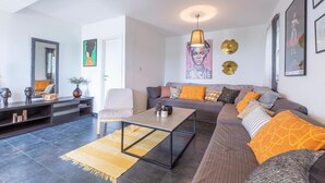 Una sala de estar moderna con un sofá, una mesita de centro y elementos decorativos.