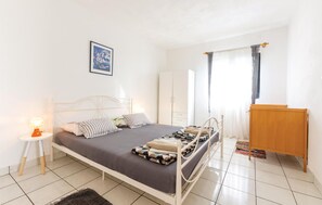 8 bedrooms, travel crib, free WiFi, bed sheets