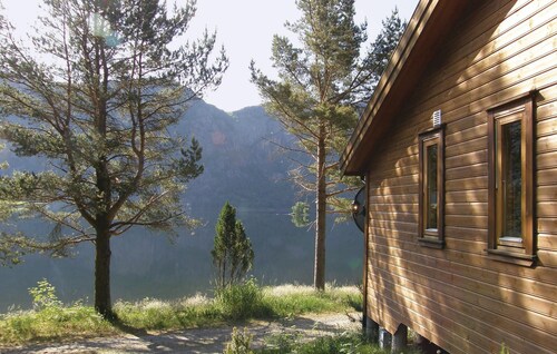 Awesome home in Vikeså