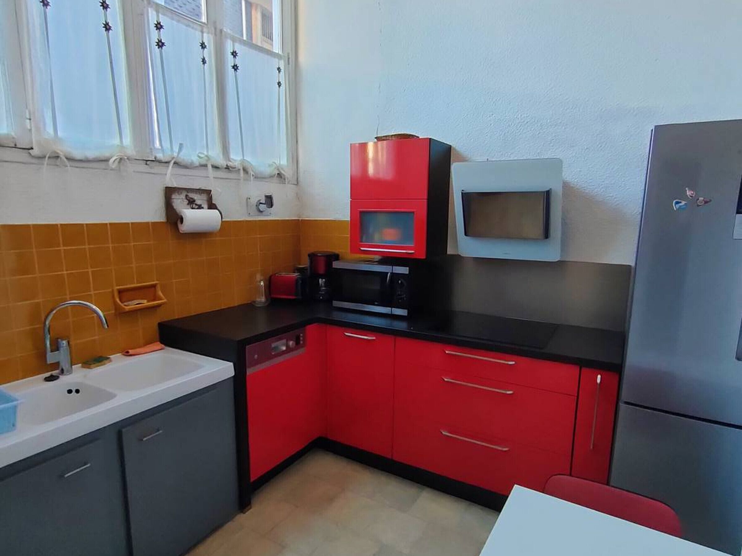 Frigorífico, microondas, lavavajillas y cafetera o tetera