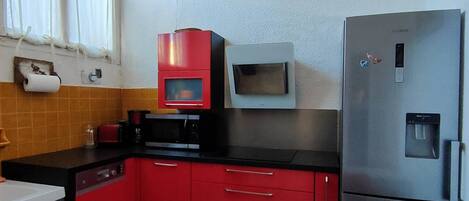 Een koelkast, een microgolfoven, een vaatwasser