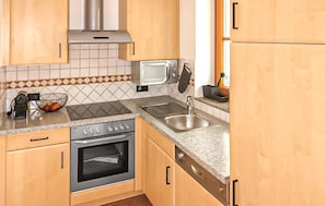 Réfrigérateur, micro-ondes, plaque de cuisson, lave-vaisselle
