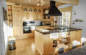 Kjøleskap, kokeplater, oppvaskmaskin og kaffetrakter/tekoker