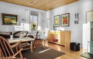 Een televisie en een open haard