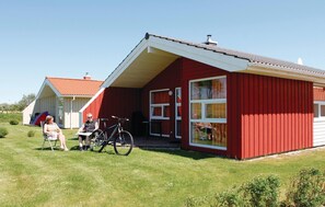 A red building with a sloped roof and large windows. - Friedrichskoog-Strandpark 9 (Friedrichskoog)