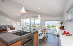 Frigorifero, piano cottura, lavastoviglie, macchina per tè/caffè