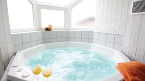 A hot tub with two glasses of orange juice, a window, and a towel. - Freibeuterweg 6 - Dorf 6 (Travemünde-Priwall)