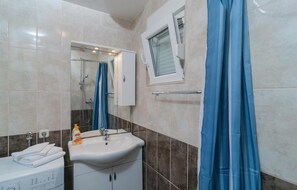 Shower - Cozy home in Stomorska with kitchen (Stomorska)