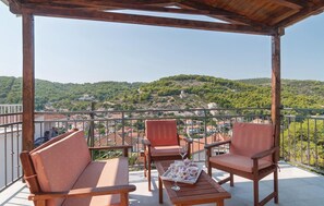 Relax on the balcony with a view of the hillside town, where you can enjoy a glass of wine and a cup of tea in the peaceful surroundings.