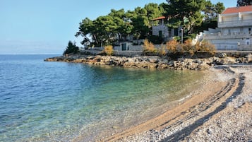 Una spiaggia nelle vicinanze
