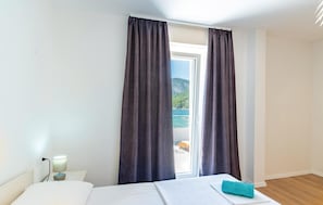 6 chambres, coffres-forts dans les chambres, lit parapluie