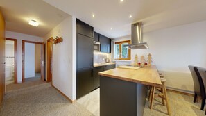 Frigorífico, microondas, horno y placa de cocina
