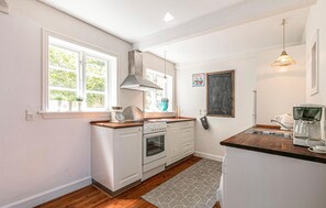 Kühlschrank, Herdplatte, Wasserkocher mit Kaffee-/Teezubehör