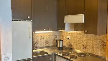 Kühlschrank, Ofen, Geschirrspüler, Wasserkocher mit Kaffee-/Teezubehör