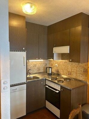 Geladeira, fogão, cooktop, lava-louças