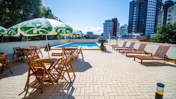 Una piscina al aire libre de temporada