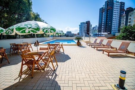 Una piscina al aire libre de temporada