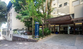 Una entrada de hotel con un camino de piedra que lleva a una zona techada.