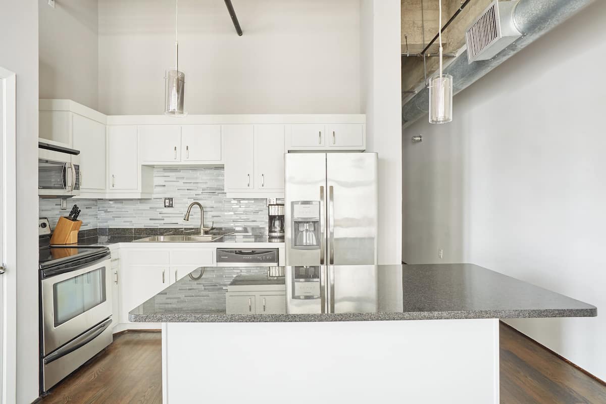Full-sized fridge, microwave, oven, stovetop